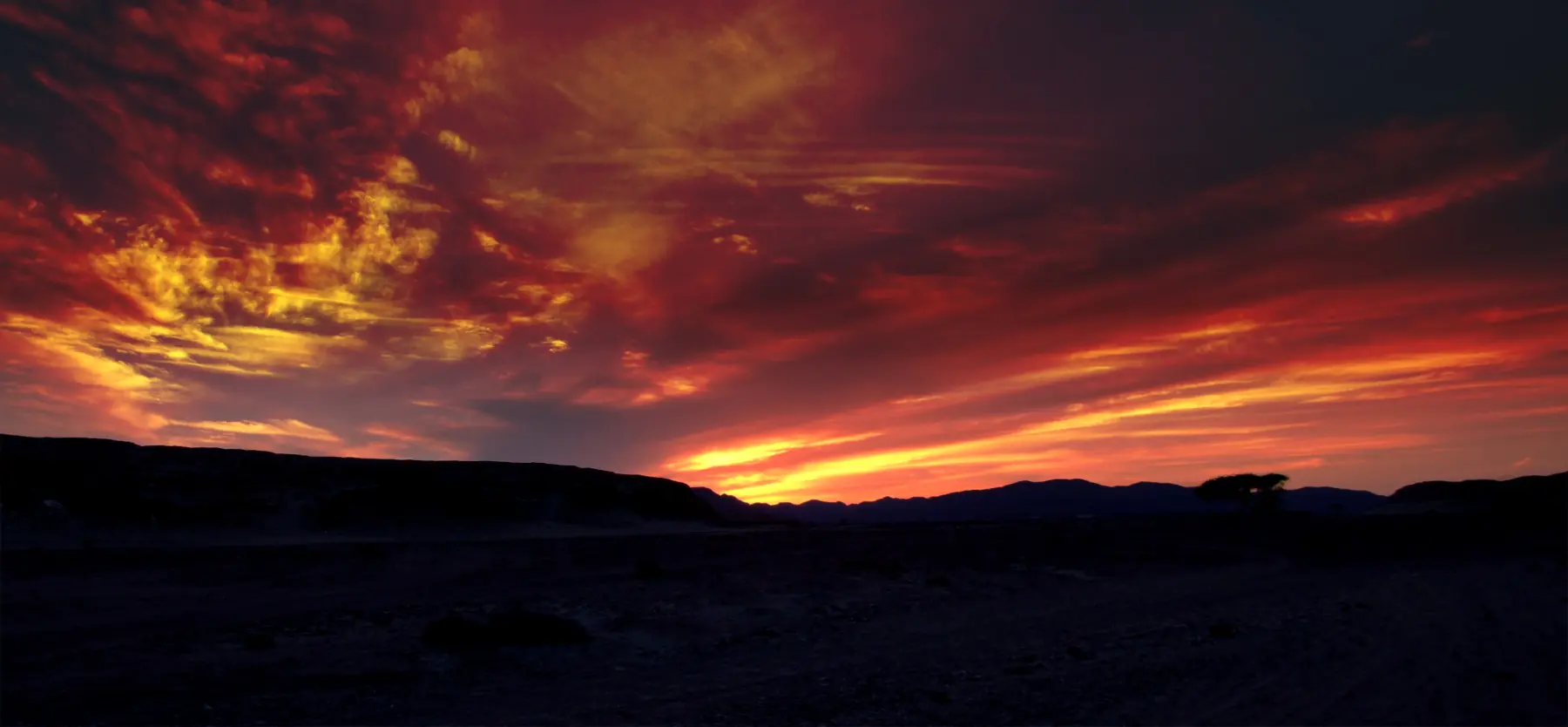 Silhouette du désert de la région de Marsa Alam à la tombée du jour
